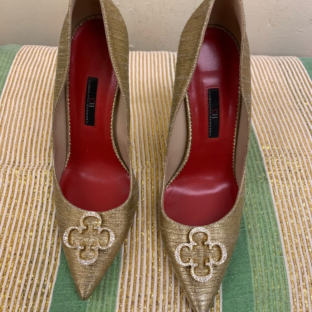 carrolina herrera gold heals 40